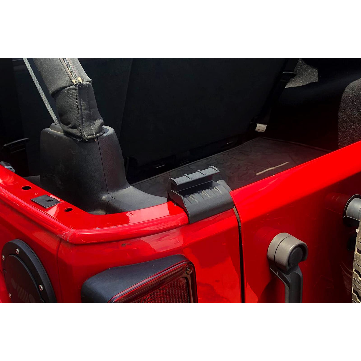 JeCar showing clip snapping into tailgate for quick installation