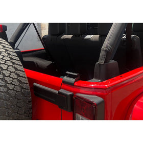 JeCar clip held in hand to show scale and easy-handling benefit