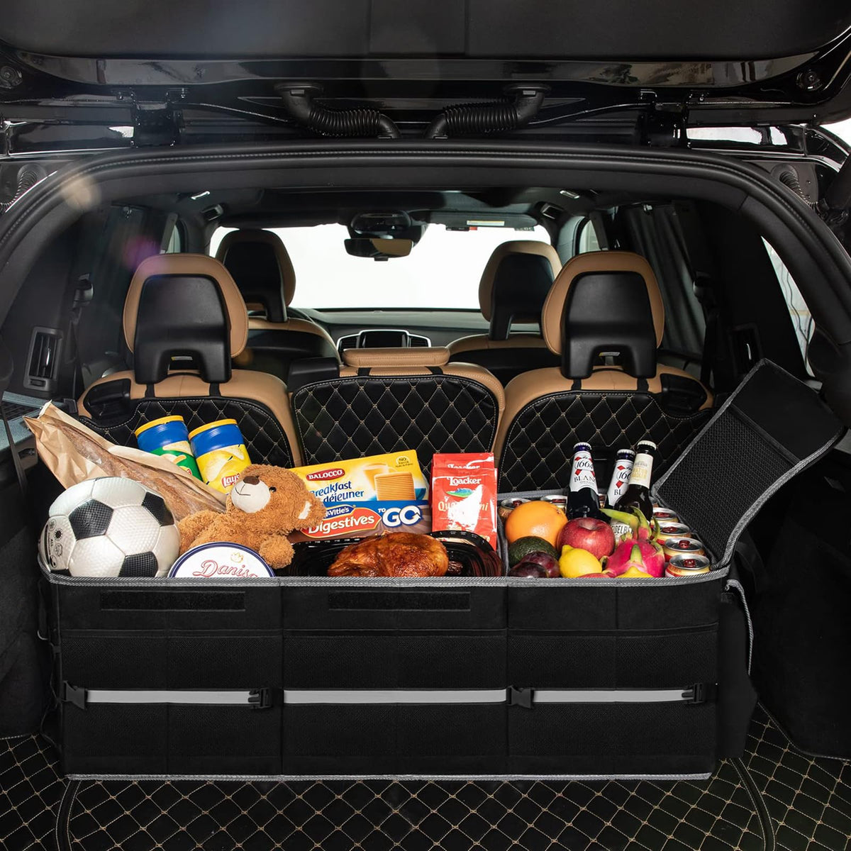 Jorindes used as a picnic caddy carrying food and drinks for a family outing