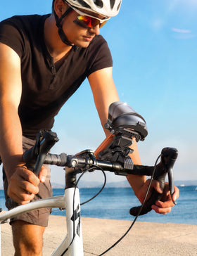 JOYROOM mounted on an ebike handlebar demonstrating stable hands-free use