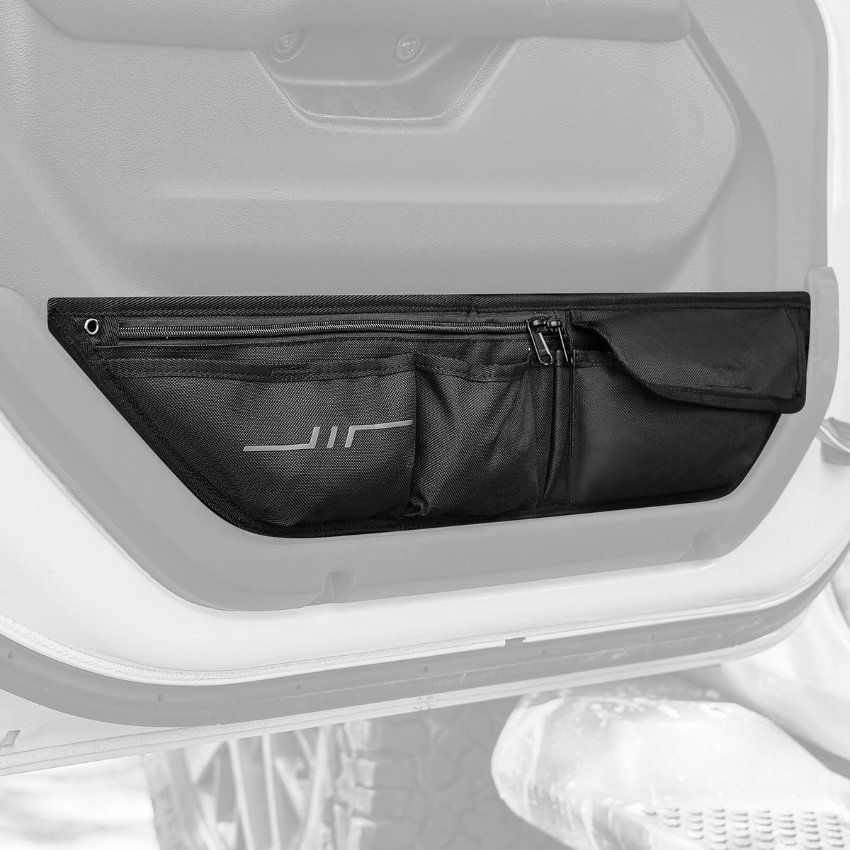 JOYTUTUS lifestyle Jeep interior on roadtrip illustrating tidy organized cabin