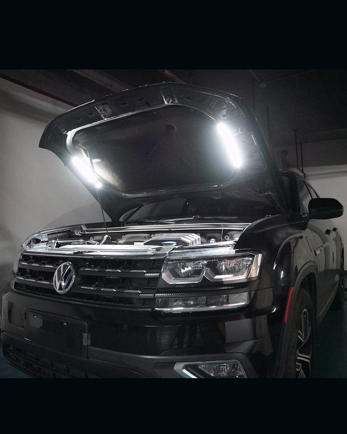 Keiurot in nighttime roadside check delivering clear engine visibility