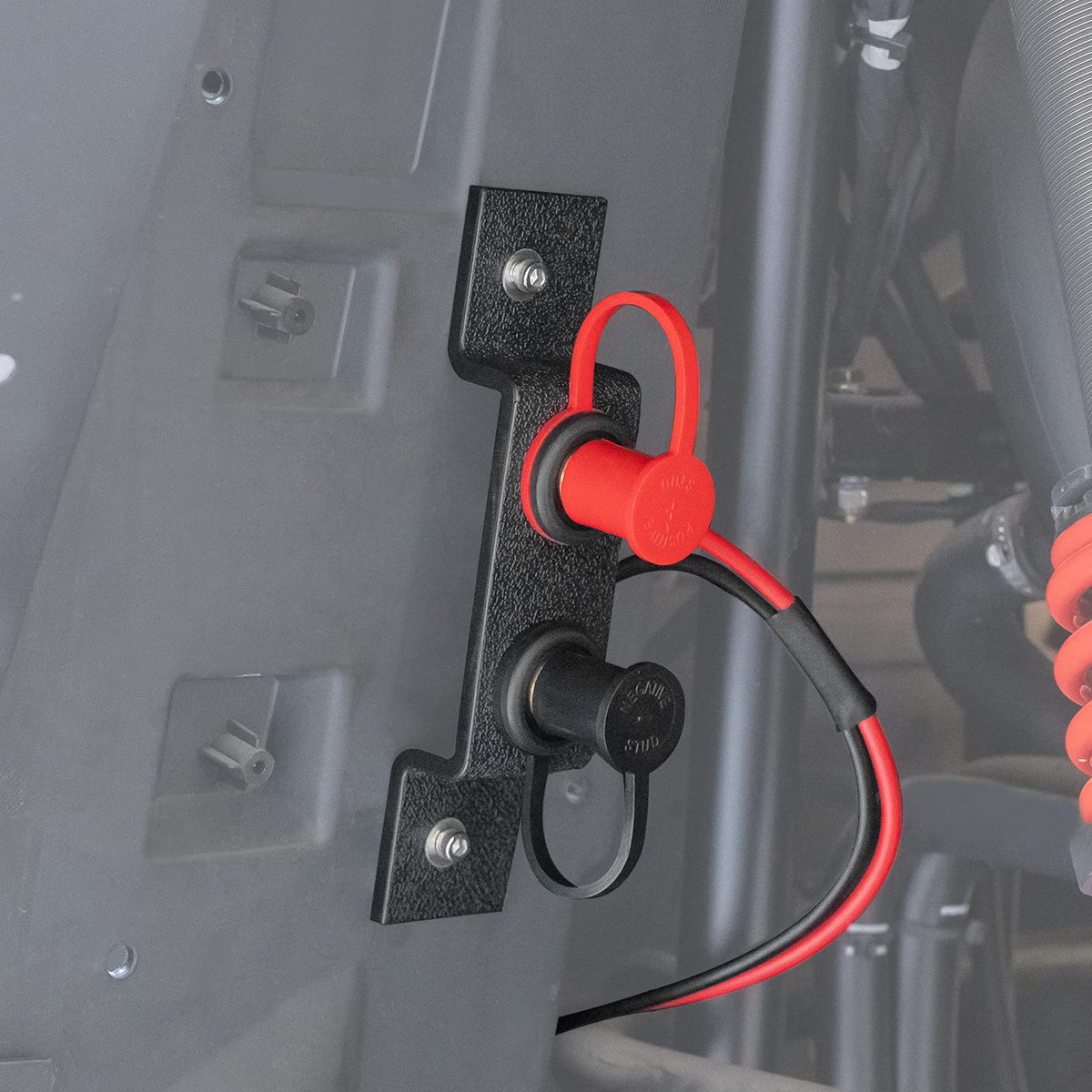 KEMIMOTO front-mounted posts showing easy access and quick connection benefit