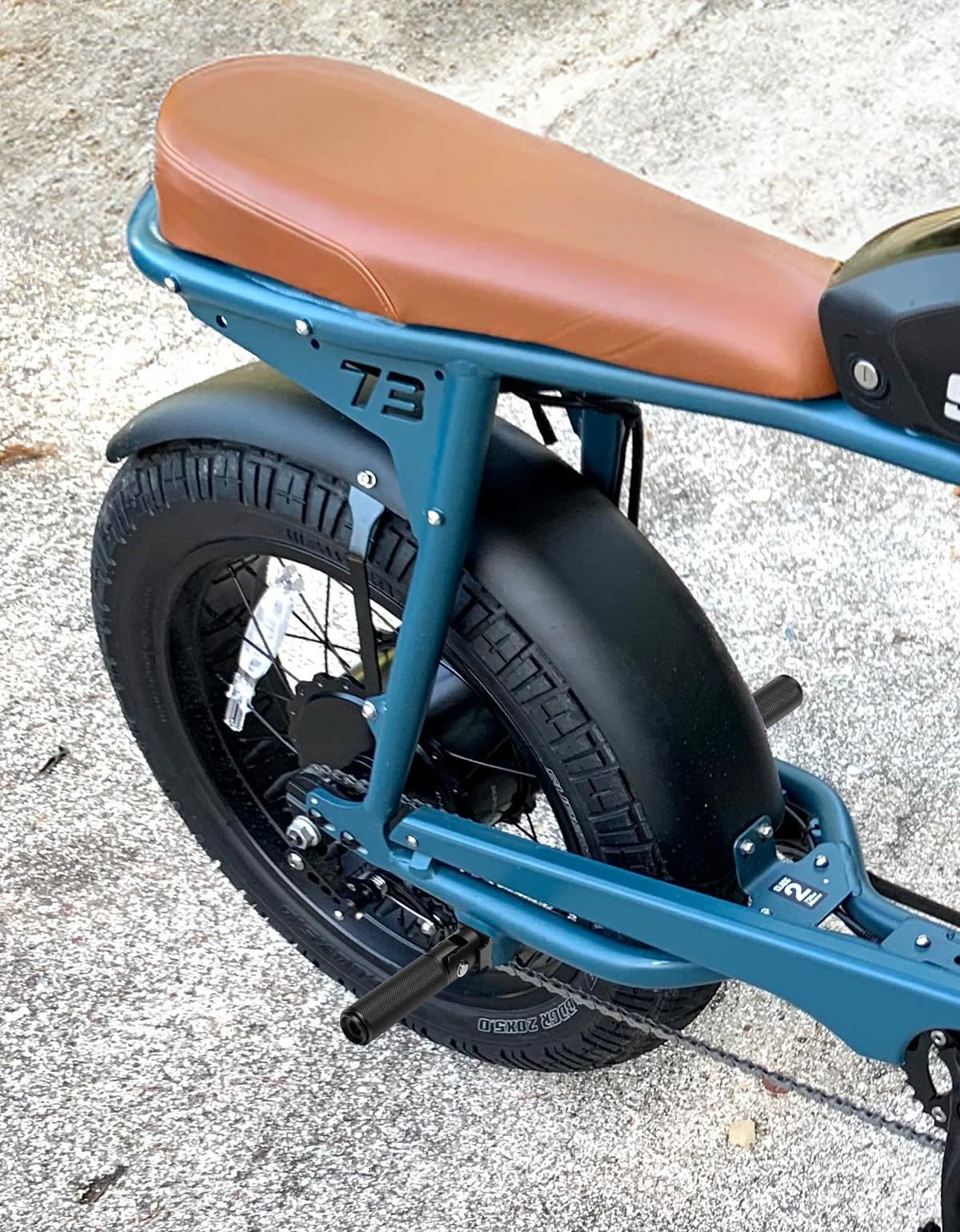 KEMIMOTO lifestyle shot with passenger using footpeg for comfort
