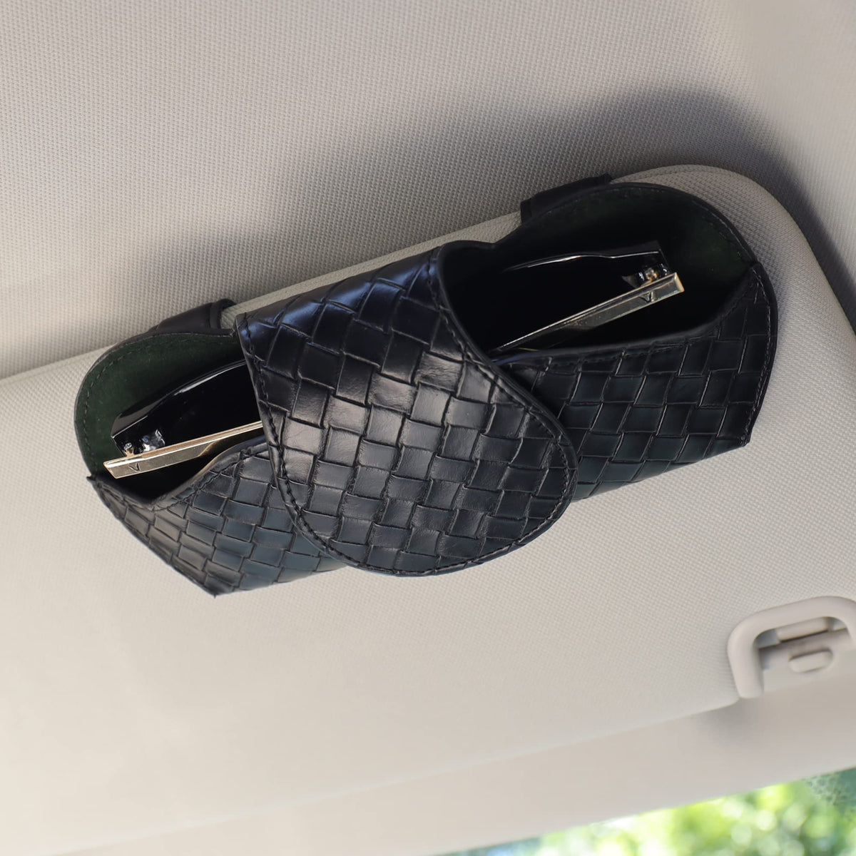 KINIVA lifestyle shot in car emphasizing quick reach and safety