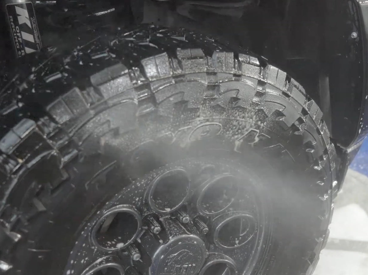 KOCHCHEMIE lifting heavy brake dust from a soiled wheel for visible results