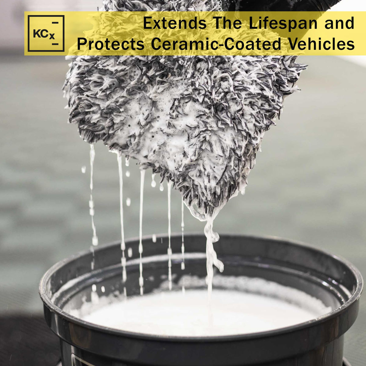 KOCHCHEMIE wash mitt used on panel demonstrating gentle cleaning and gloss preservation