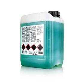 KOCHCHEMIE Green Star being poured and measured for precise dilution