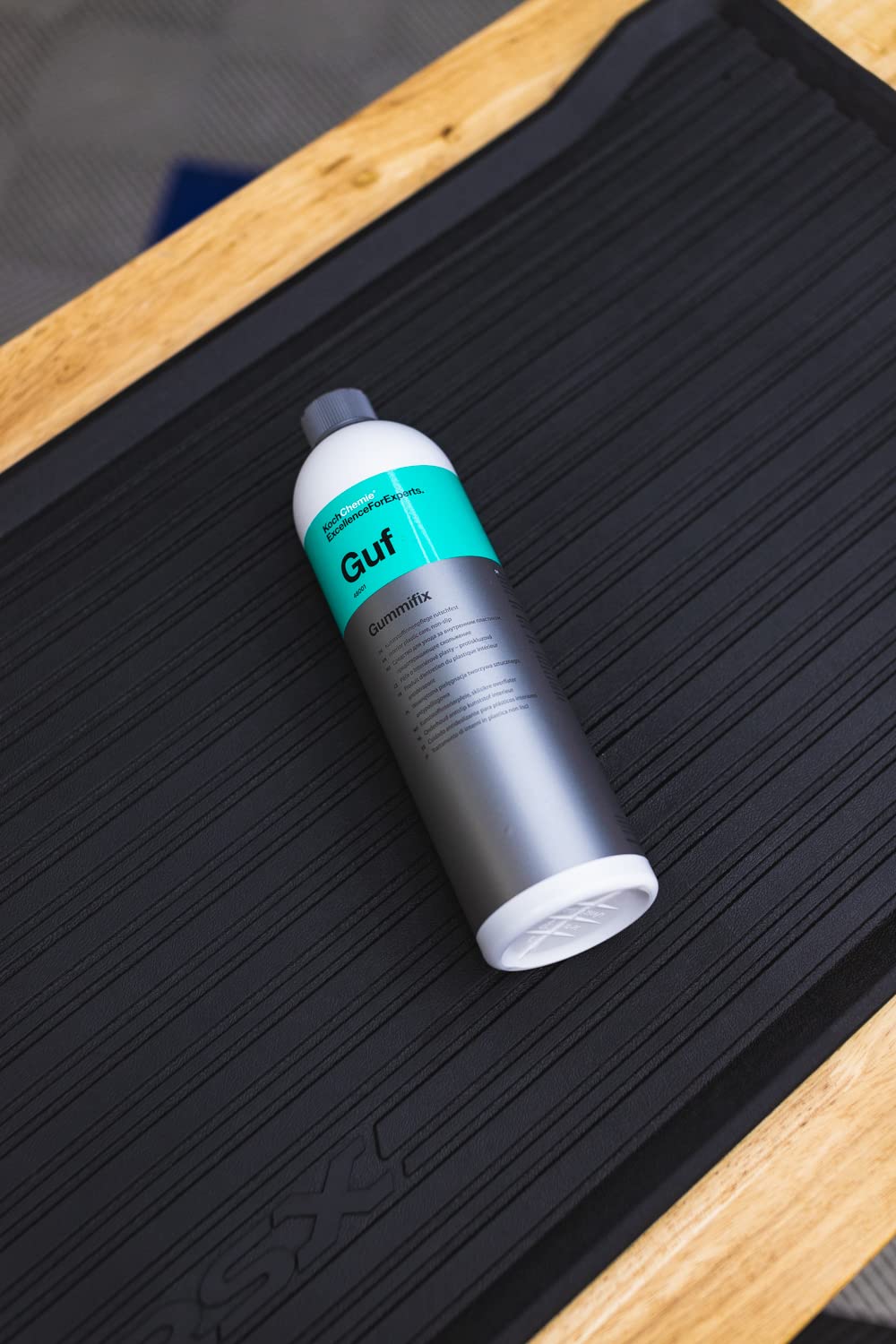 KOCHCHEMIE Gummifix bottle in hand to show 1 liter scale and professional size