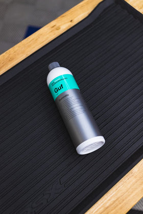 KOCHCHEMIE Gummifix bottle in hand to show 1 liter scale and professional size