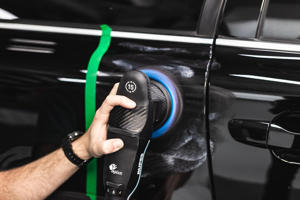 KOCHCHEMIE applied to polishing pad demonstrating proper load and even distribution benefit