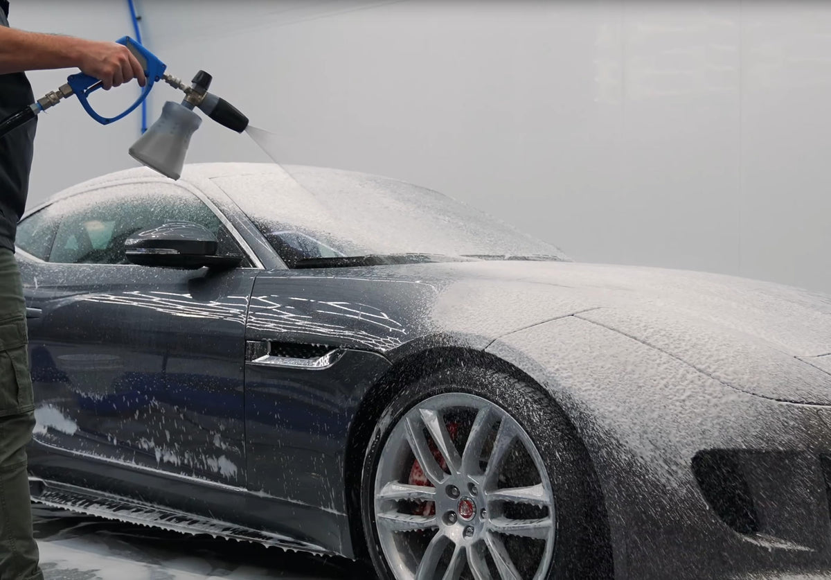 KOCHCHEMIE removing wheel deposits showing effective contaminant lift