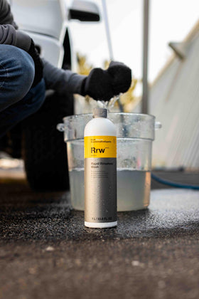 KOCHCHEMIE in bucket with sponge showing rinseless wash technique and dirt suspension