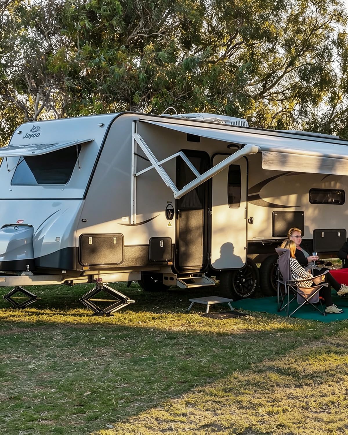 Kohree jack placed under trailer in use reducing sway and improving stability