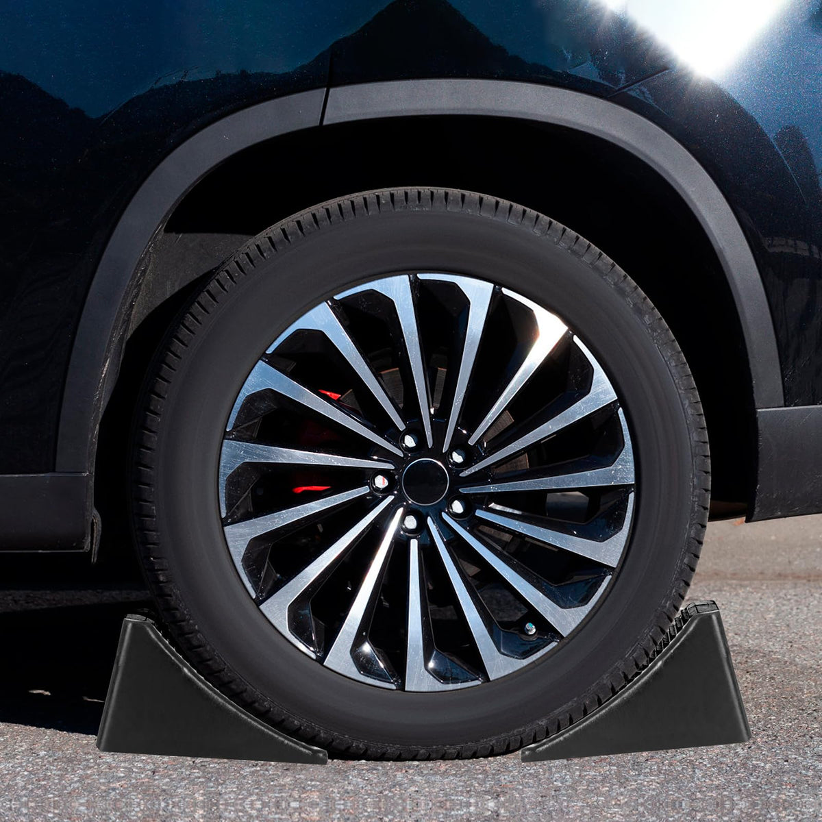 Komokeru chock placed at RV tire providing stable parking support