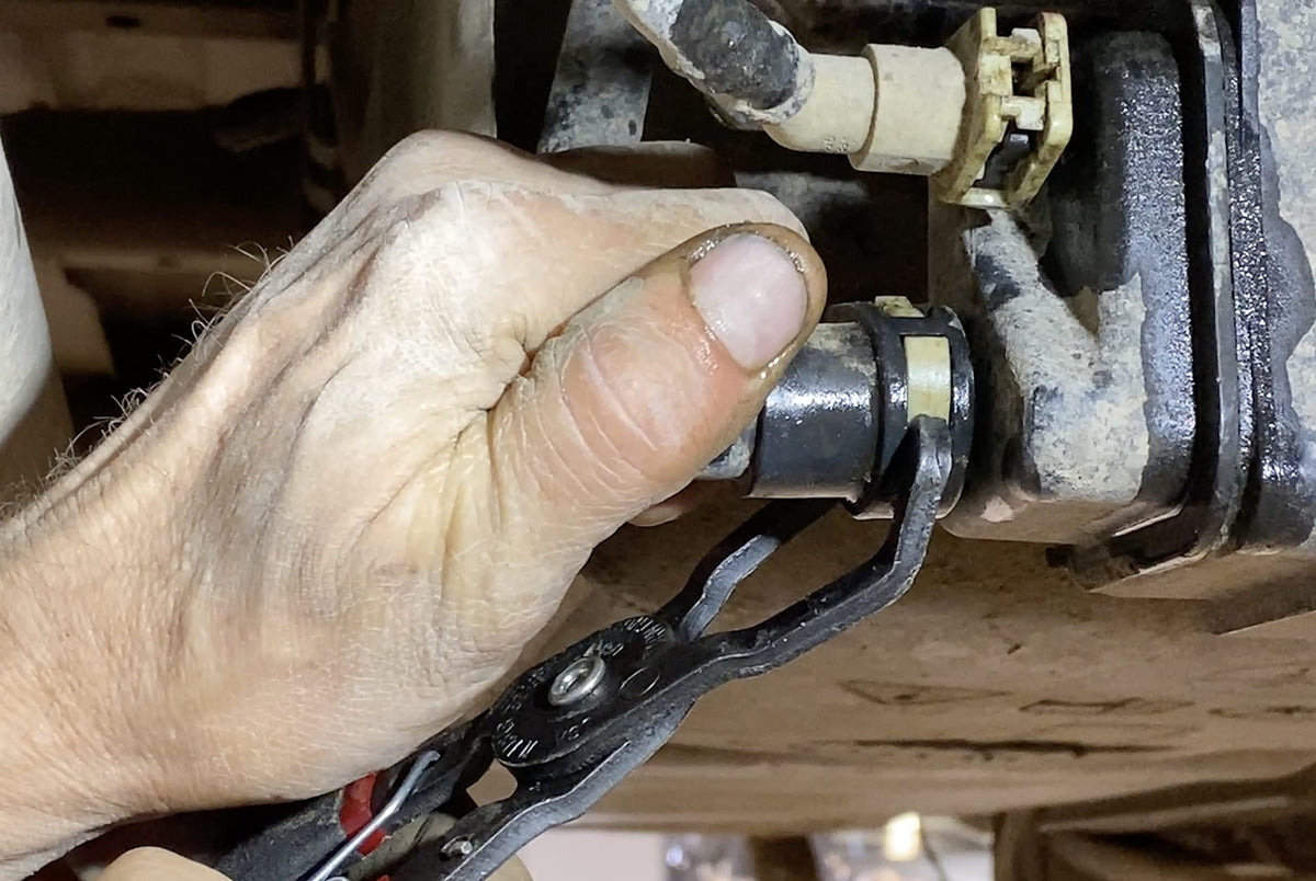 Lisle 37140 close-up of jaws and 45 degree bend demonstrating precision engagement