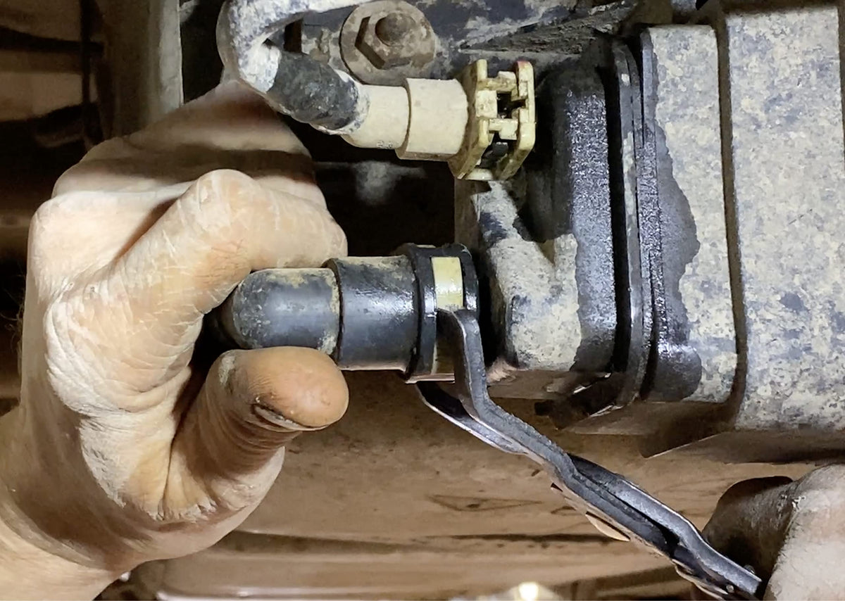 Lisle 37140 in use between fuel tank and chassis easing stubborn connector release