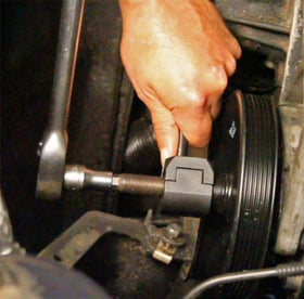 Lisle 39000 close-up of hub engagement demonstrating anti-slip design