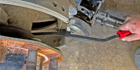 Lisle 40030 close-up of hooked tip and molded handle showing secure spring engagement