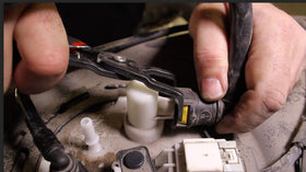 Lisle close-up of jaws engaging connector tabs for precise, damage-free release
