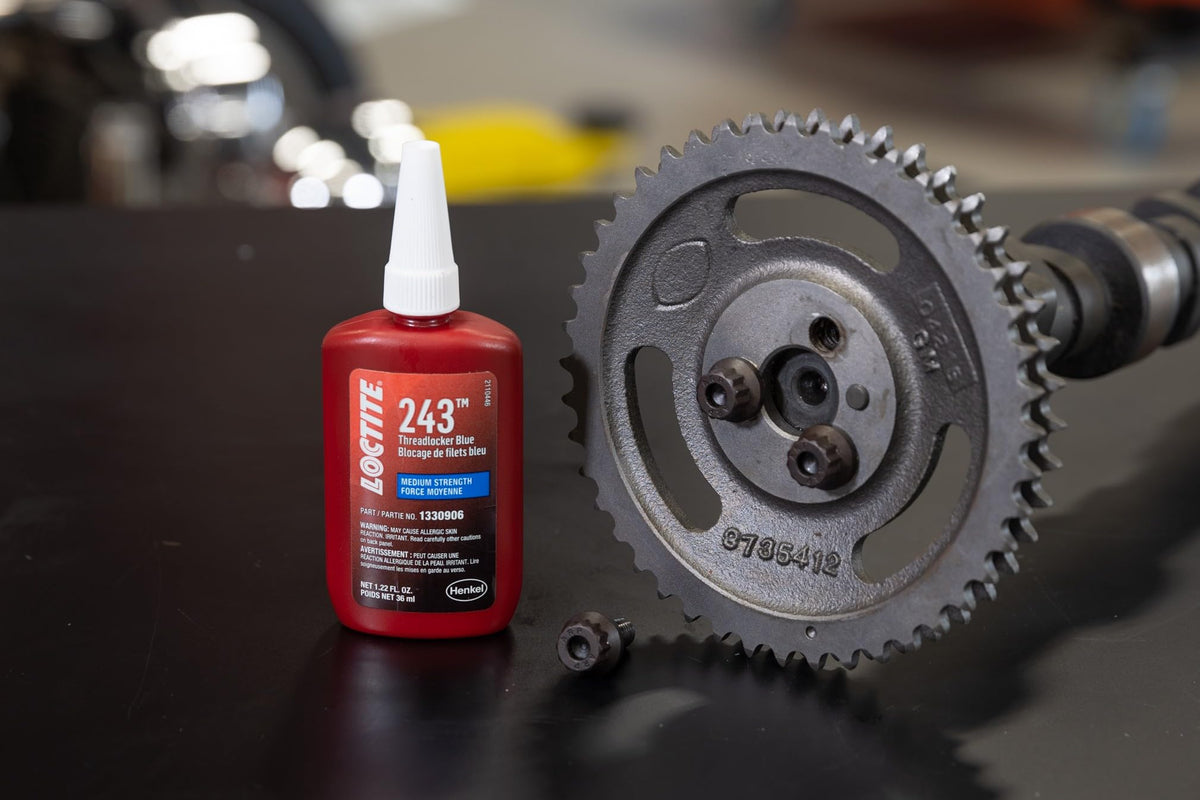Loctite 243 next to bolts demonstrating 6–20 mm fastener fit