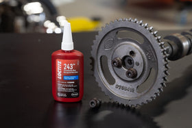Loctite 243 next to bolts demonstrating 6–20 mm fastener fit