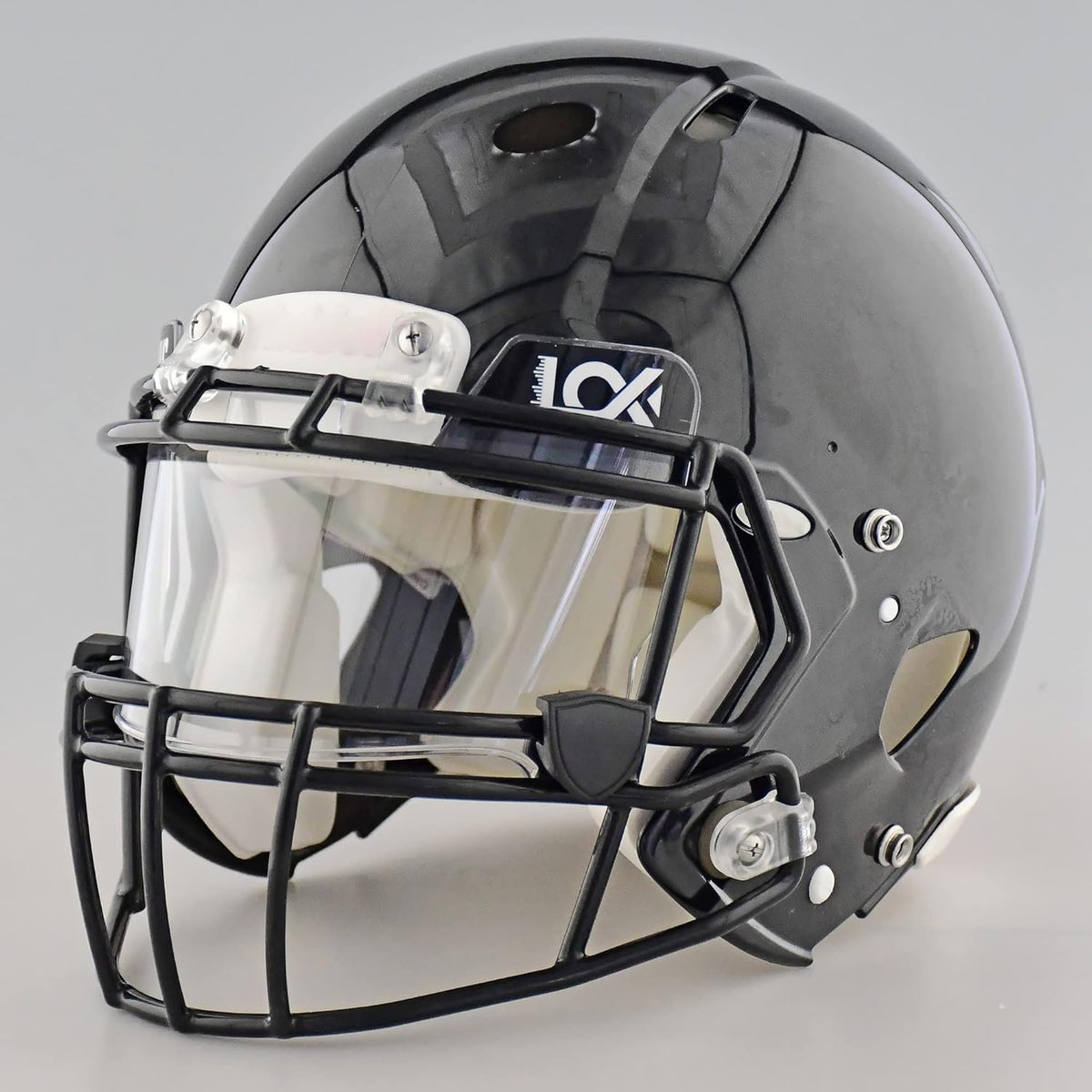 LOKIYS visor clip system detail showing tool-free attachment and fast installation benefit