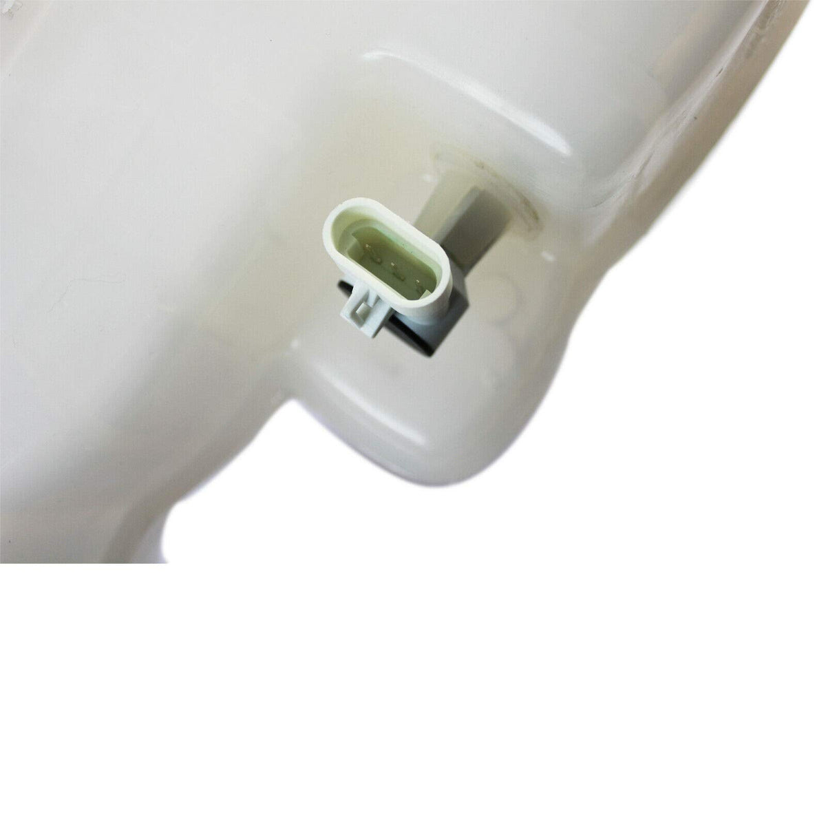 LOSTAR reservoir material texture close-up highlighting durable plastic construction benefit
