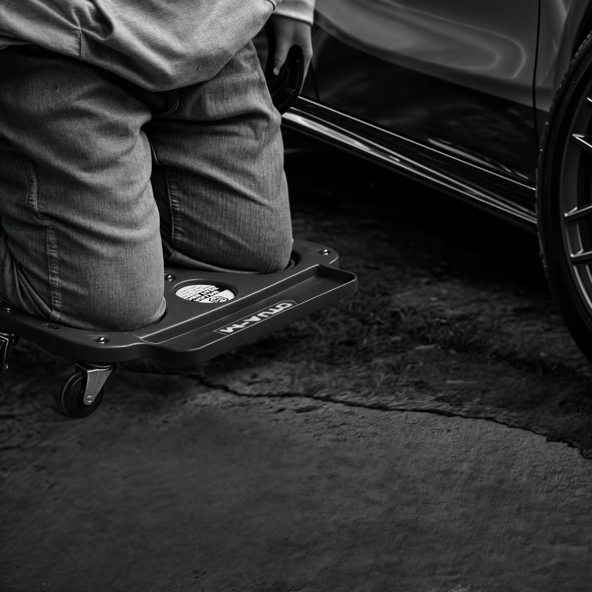 M-AUTO caster detail highlighting 360-degree swivel for precise movement benefit
