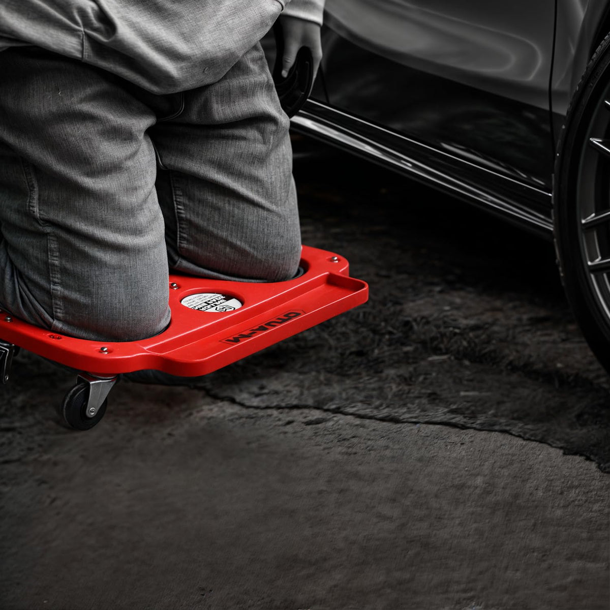 M-AUTO caster detail showing 360-degree swivel for smooth movement