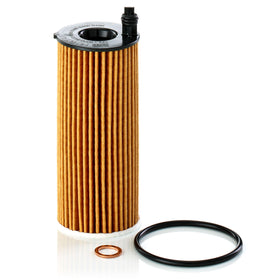 Close-up of MANN-FILTER filter media edge showing fine fiber structure and improved trapping
