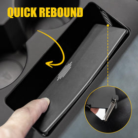 Maxzina close-up of lid sealing to contain odors and prevent spills