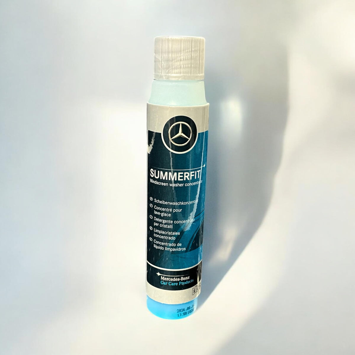 Close-up of Mercedes‑Benz Summerfit bottle cap and label highlighting part number and easy dosing benefit