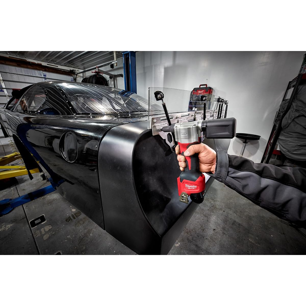 Milwaukee M12 2550-20 close-up of jaw and nosepiece showing robust build for durable riveting