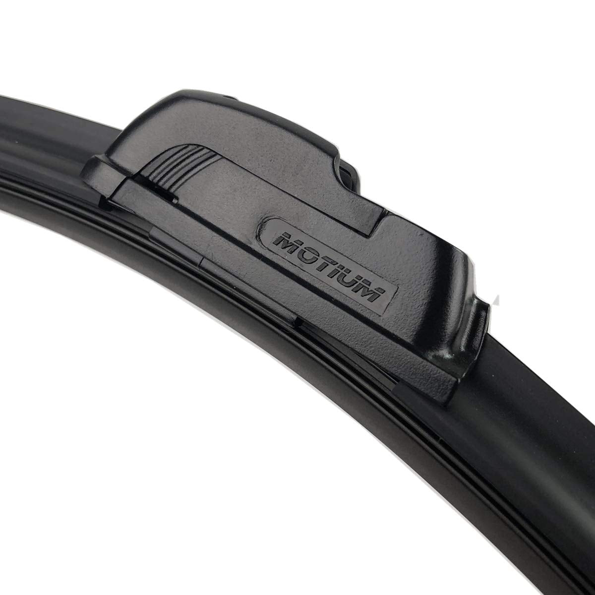 MOTIUM blades installed on windshield improving visibility in wet conditions