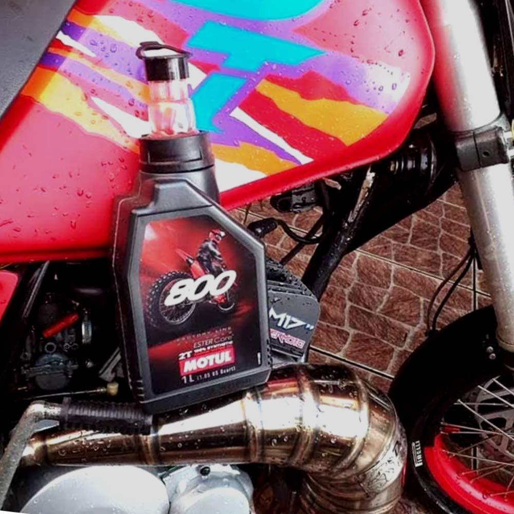 Motul 800-2T cap and label detail highlighting secure seal and dosage clarity