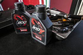 Motul 800-2T oil texture close-up showing synthetic clarity for cleaner burn