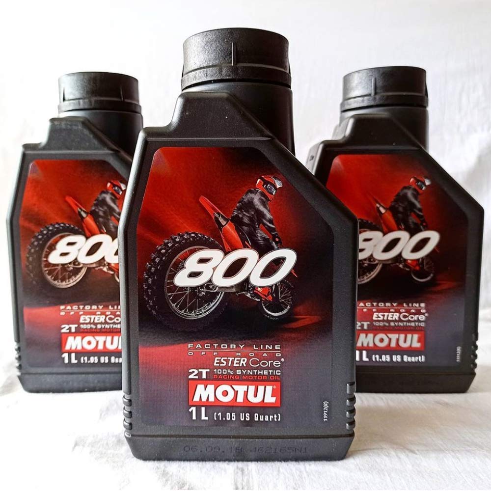 Motul 800-2T label close-up highlighting ESTER Core technology and clarity benefit