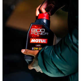 Motul 8100 Power pour spout demonstrating easy controlled refills