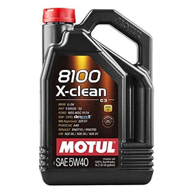Motul 8100 X-clean pouring closeup demonstrating smooth texture and protection