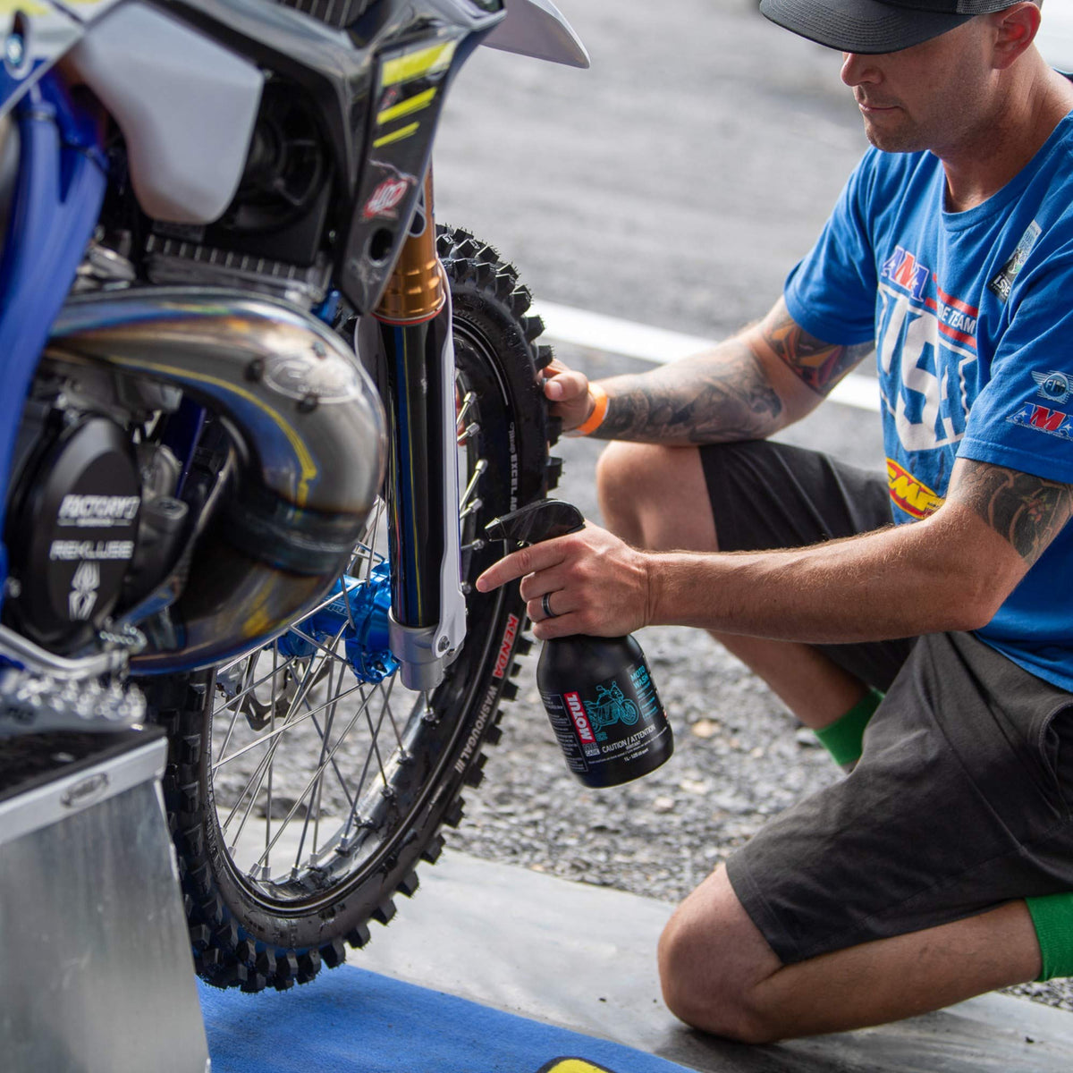 Motul MC Care E2 close-up foam texture highlighting cleaning strength