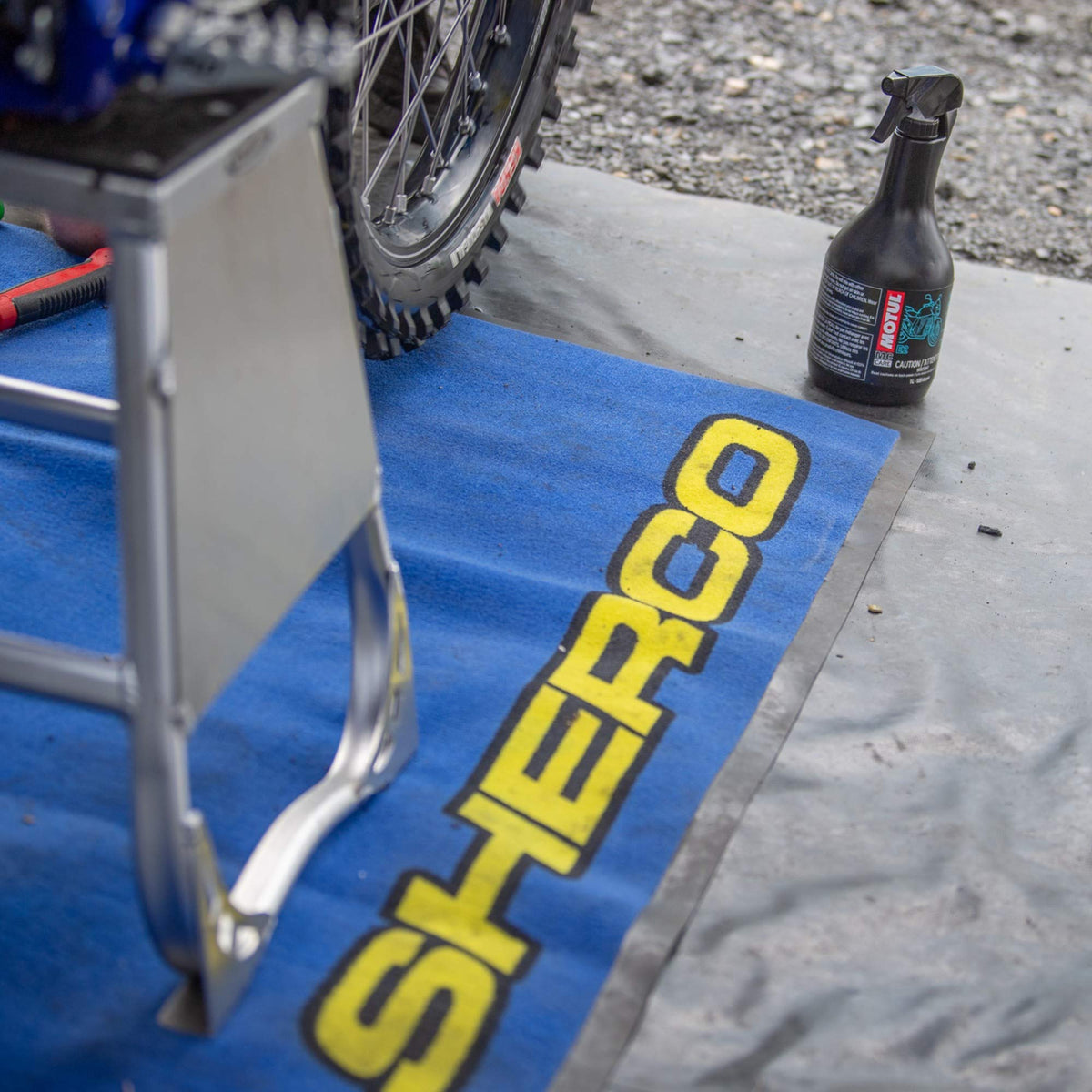 Motul MC Care E2 cleaning motorcycle panel showing streak-free shine