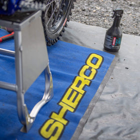 Motul MC Care E2 cleaning motorcycle panel showing streak-free shine