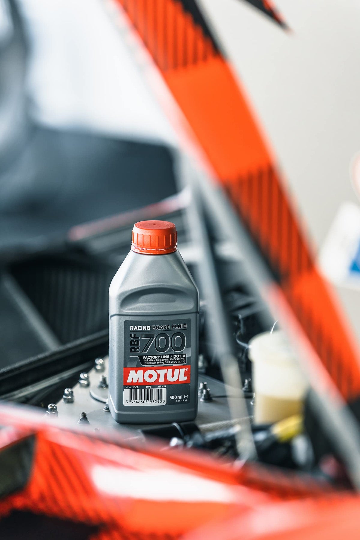 Motul RBF 700 droplet texture on metal showing temperature resistance and stability