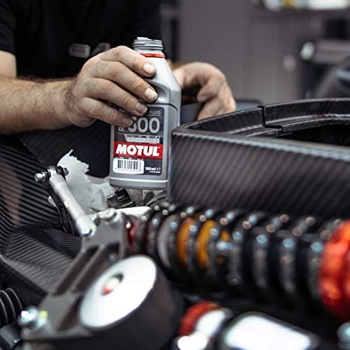 Close-up of Motul RBF 600 label and specs, confirms high boiling point benefit