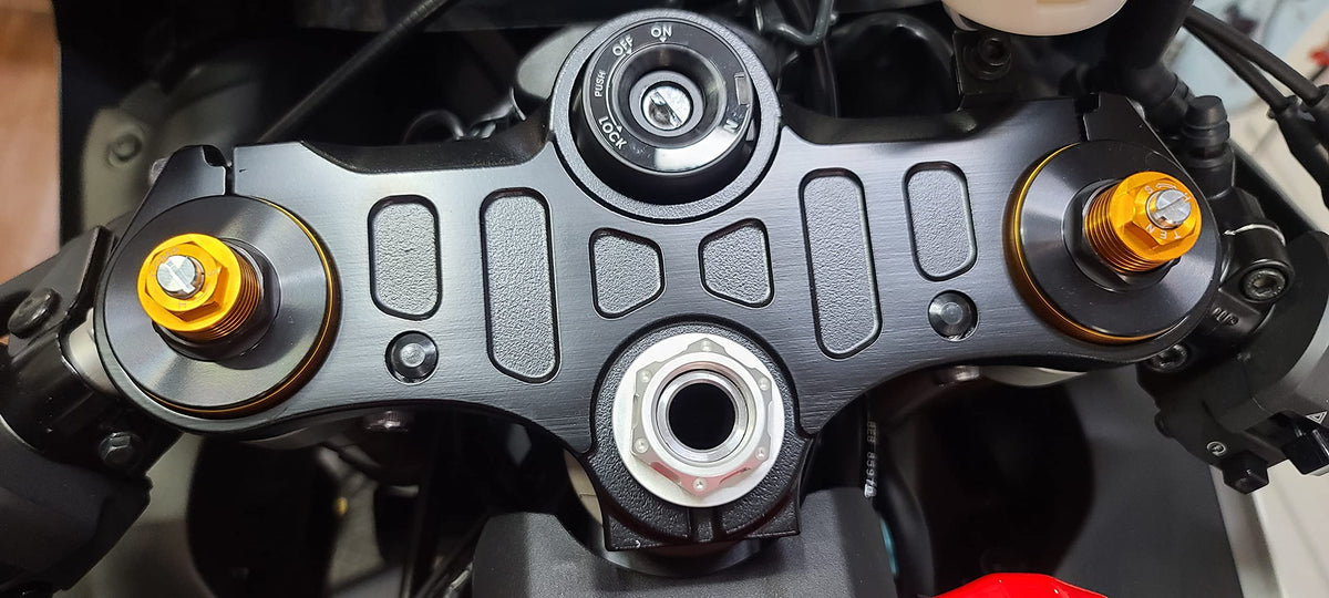 Mounts Lab installed on Yamaha R7 fork stem illustrating stable mounting point