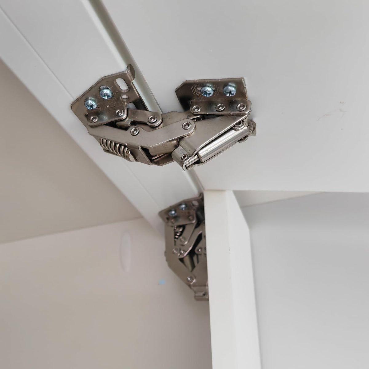 MTSmart side profile mounted on cabinet demonstrating space-saving support