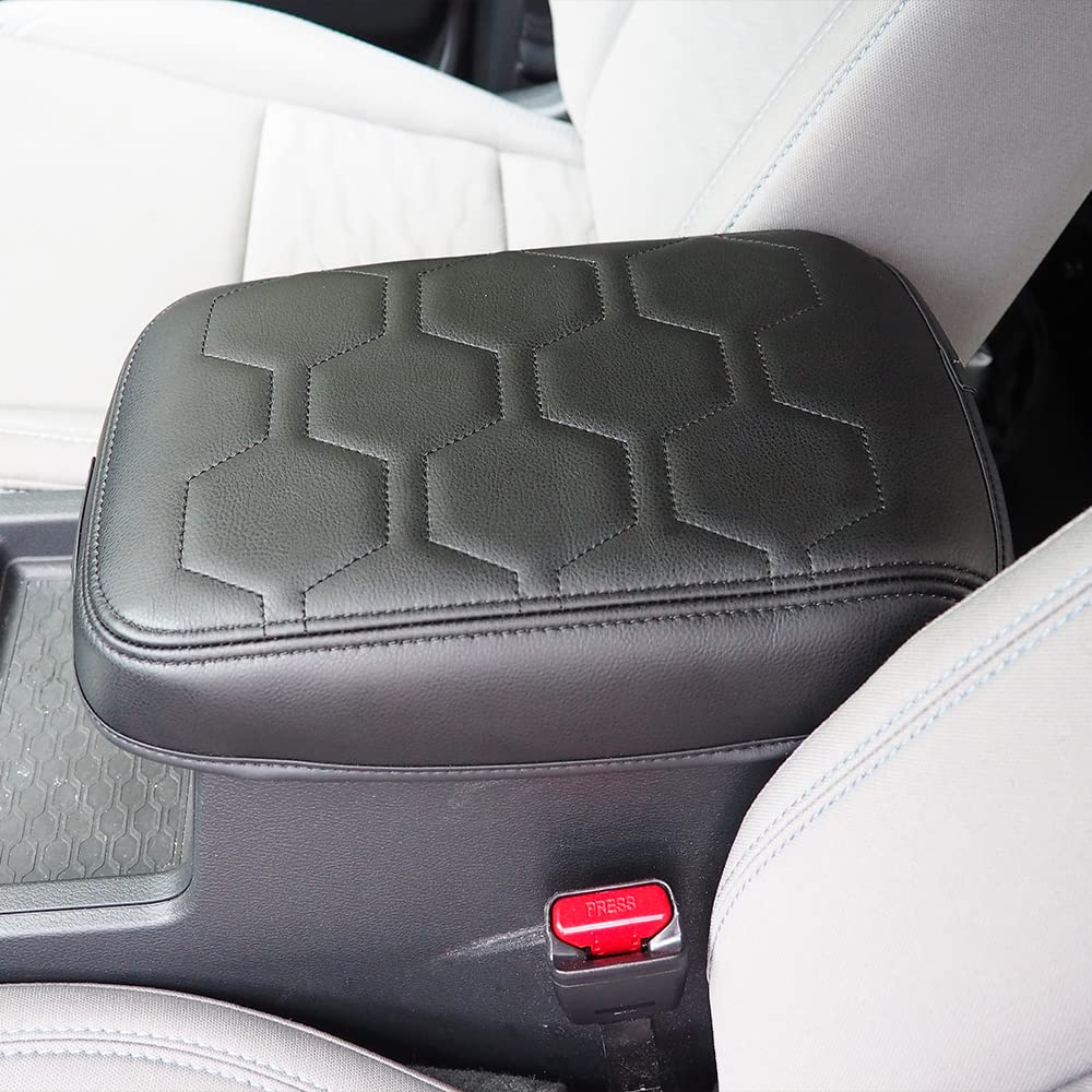 Muslogy lifestyle shot of driver resting arm for improved comfort