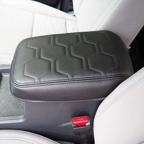 Muslogy lifestyle shot of driver resting arm for improved comfort