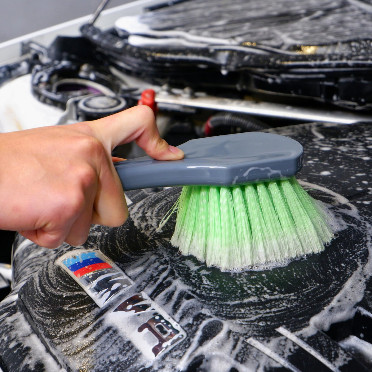oesee bendable long slim brush flexed to access tight areas